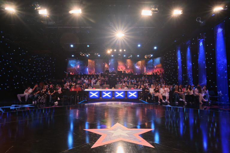 Publika v studiu s svojimi odzivi soustvarja energijo večera in daj