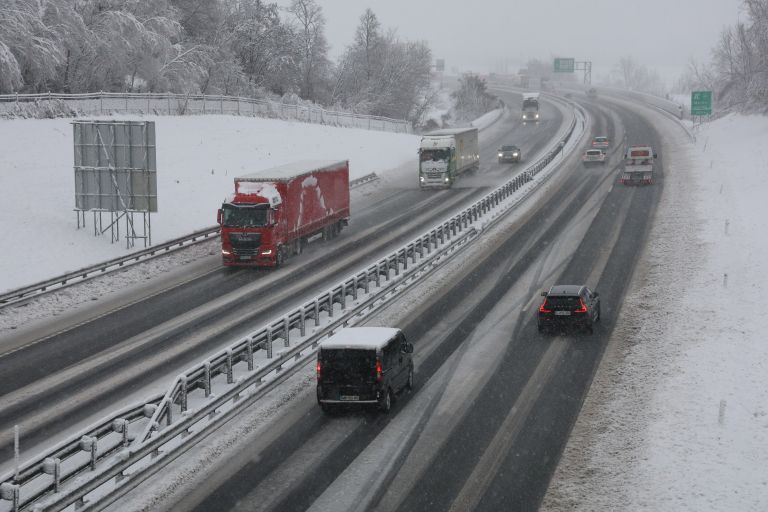 sneg cesta zima promet.jpg