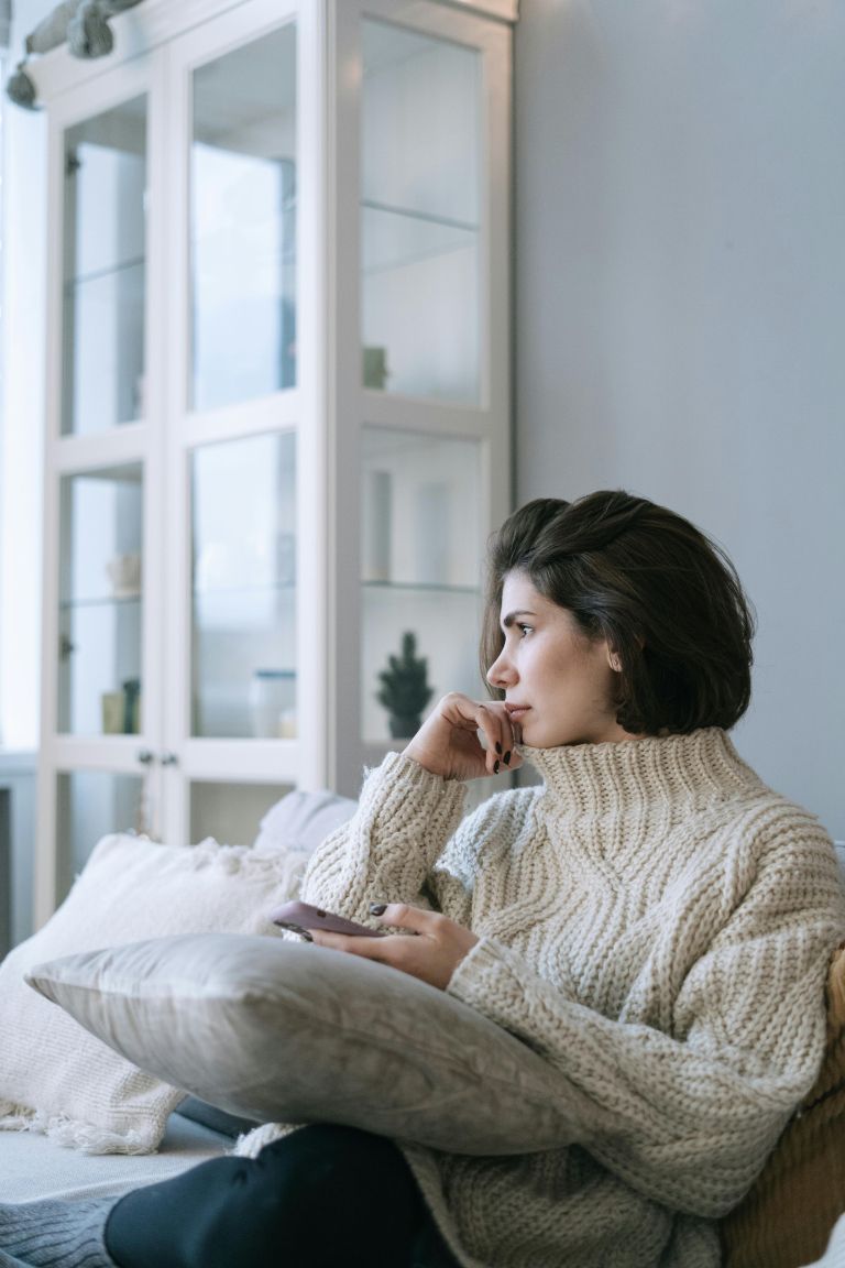 razmišljujoča ženska