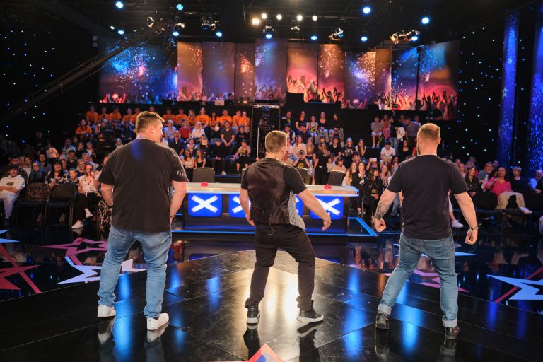 Studio oddaje Slovenija ima talent med snemanjem, kjer se prepletajo napetost, pričakovanje in odziv