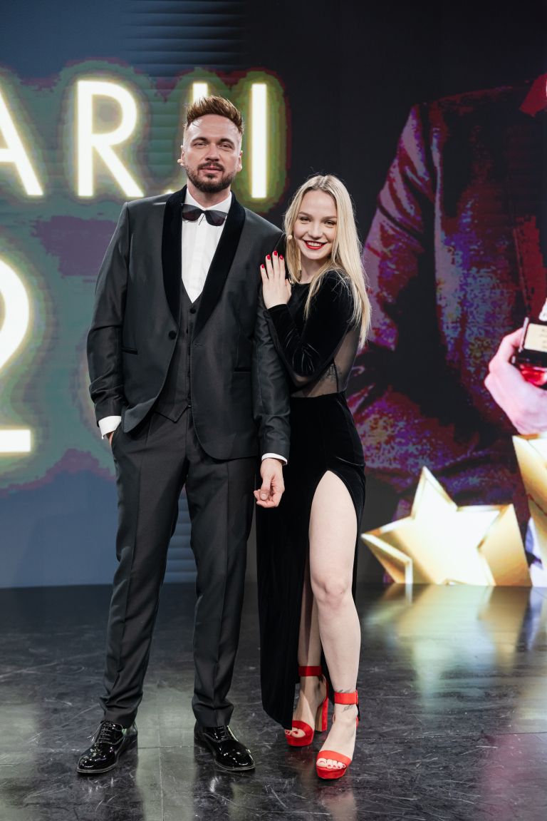 Voditelja večera Robert Roškar in Zala Perlič