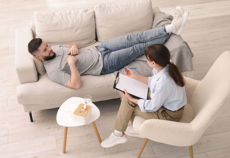 moški na psihoterapiji