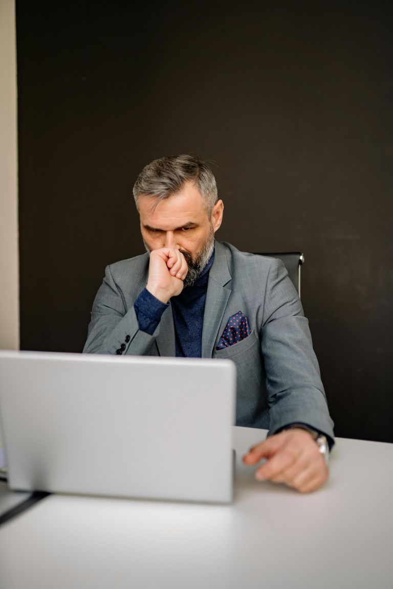 poslovnež zaskrbljen