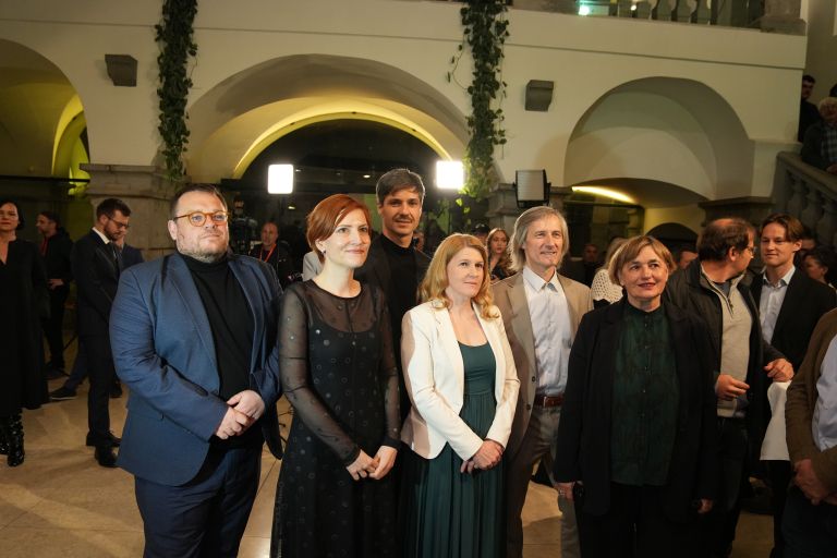 levica mesec vrecko Jure Klobcar.jpg