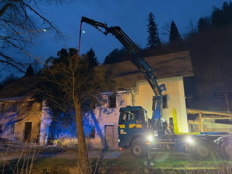 vetrolom drevo hiša