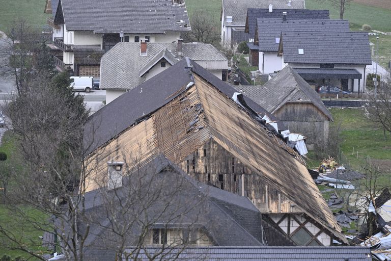 žirovnica, veter, odkrite strehe.JPG