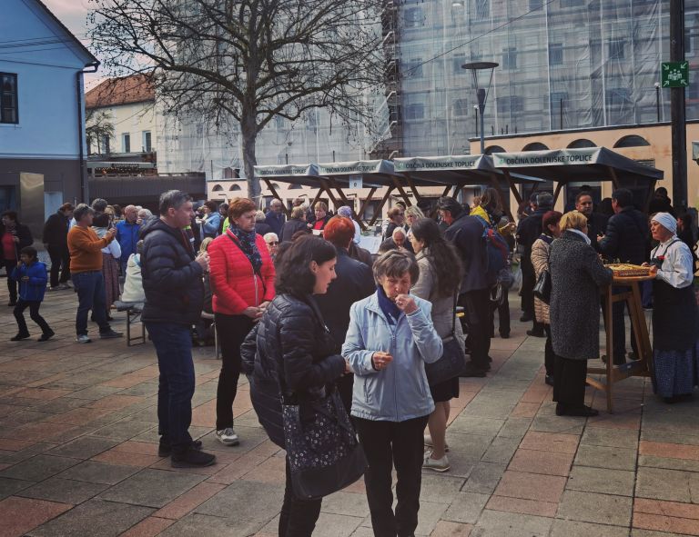 Obiskovalci pred Kulturno kongresnim centrom v Dolenjskih Toplicah.jpg