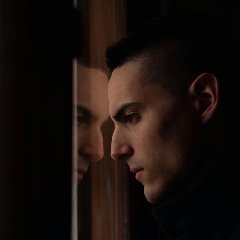 zamišljen pogled v odsev