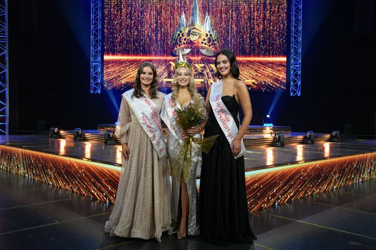 Elin Kos ter prva in druga spremljevalka Taja Kac in Dajana Mijatović