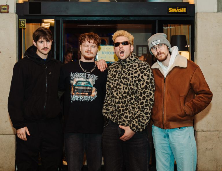 Z Demm posneli naelektren punkerski ljubezenski izliv Brez tebe res ni fajn.