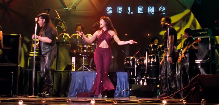 Vijoličast kombinezon in več kot 60.000 ljudi – večer, ko je Selena postala legenda. V tem kadru je