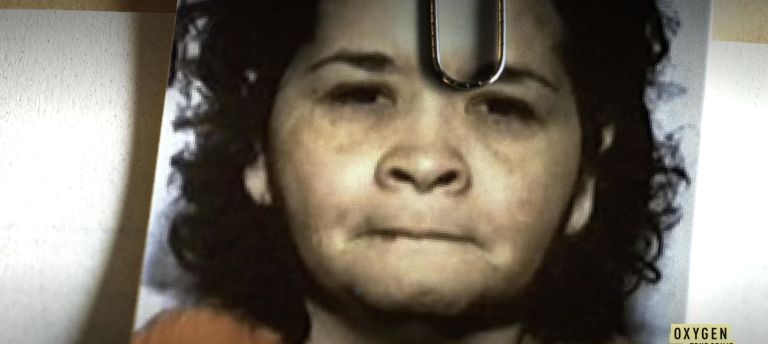 Prvi policijski posnetek po aretaciji – obraz ženske, ki je iz oboževalke postala morilka in v nekaj