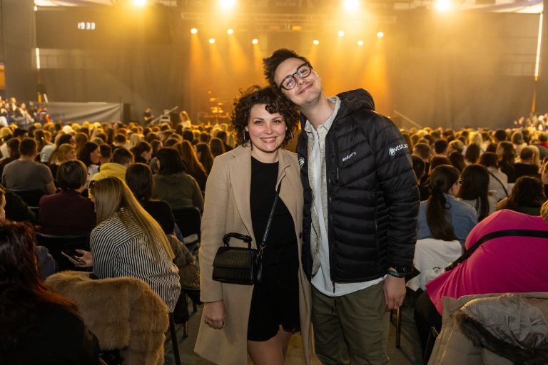 Z Urošem in Tjašo sta kot obiskovalca zapela tudi Petra Potbreuješ z Radia Veseljak in aktualov Lovr