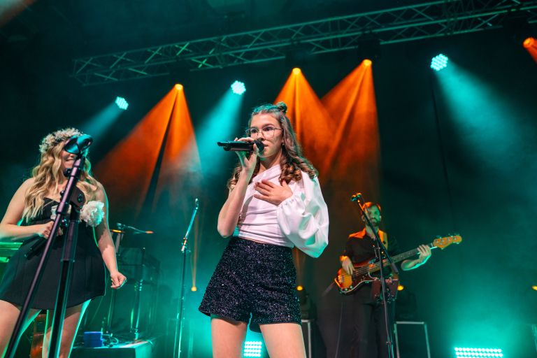 V Domžalah se jima je pridružil zborček OŠ Dob, katerega vodja je prva odkrila Tjašin talent. Pevca