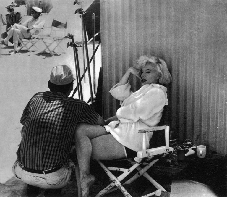 Marilyn Monroe na stolu, njen mož Arthur Miller pa tik ob njej – in po pričevanjih mnogih tudi pregl