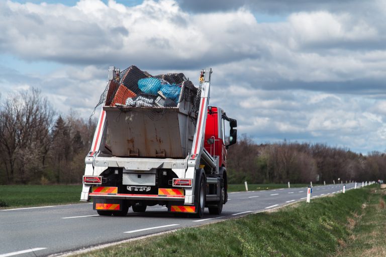 simbolična, smeti, smeti-ob-cesti, obcestni-jarek, odvržene-smeti, puconska-ravnica, saubermacher