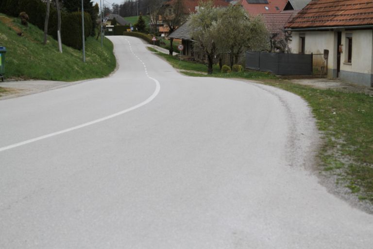 Cesta v spodnjem delu Račjega sela.JPG