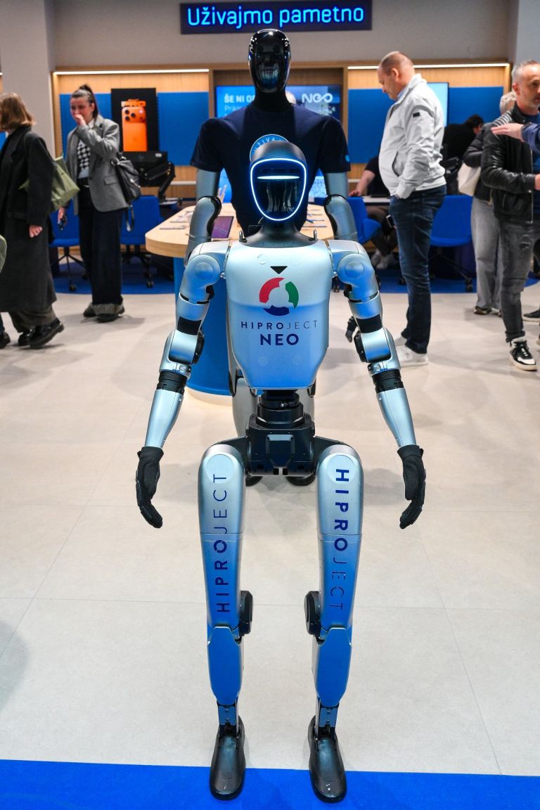 Na otvoritvi je zbrane pozdravil tudi robot Max Foto Robert Krumpak.JPG