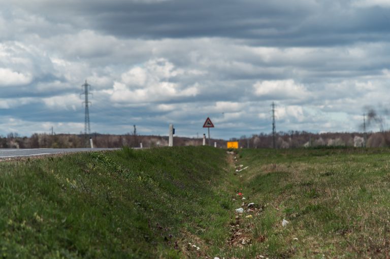 simbolična, smeti, smeti-ob-cesti, obcestni-jarek, odvržene-smeti, puconska-ravnica