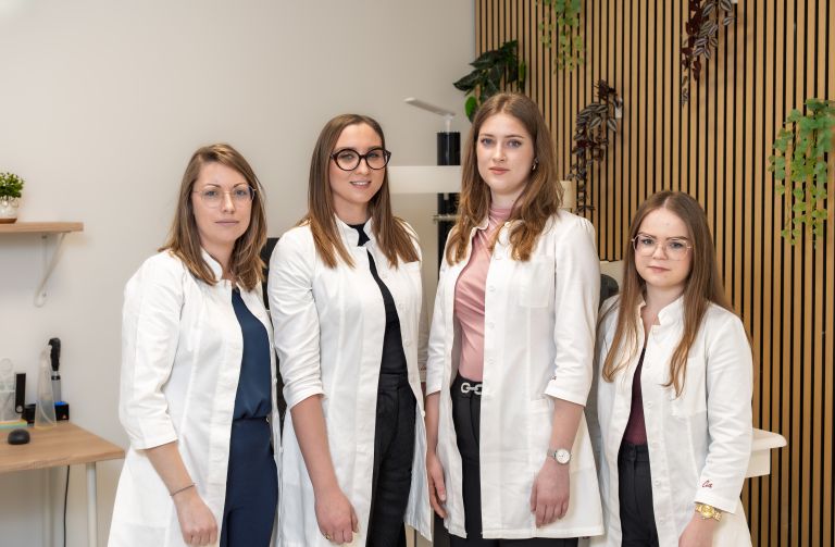 Ekipa diplomiranih inženirjev optometrije iz Optike Oftalmos .jpg