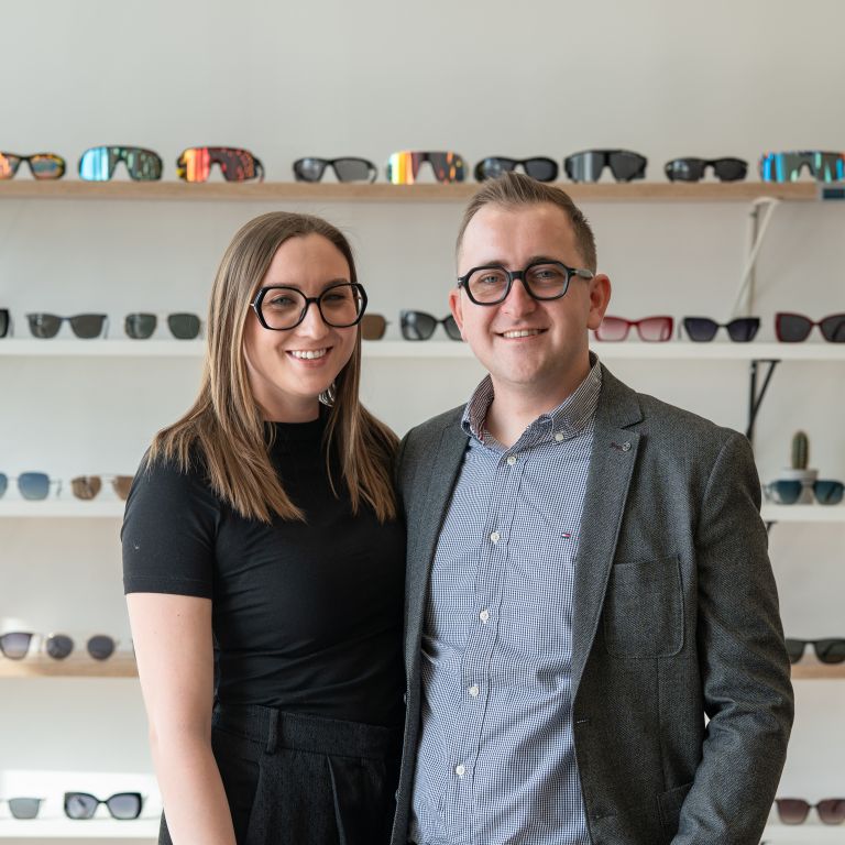 Bacc. ing. opt. Lili Sovinc - vodja optometristov in Tilen Cerovski, direktor .jpg