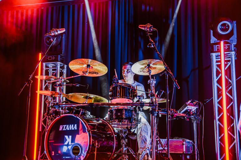 Ritem večera je narekoval Anže Kump in njegov bobnarski set, ki ni puščal prostora za dihanje – samo