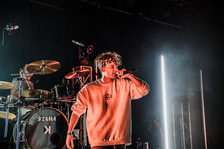 Yung Voodoo v featuringu s Kontradikshn pri komadu No Man's Land, za katerega je napisal rap tekst.