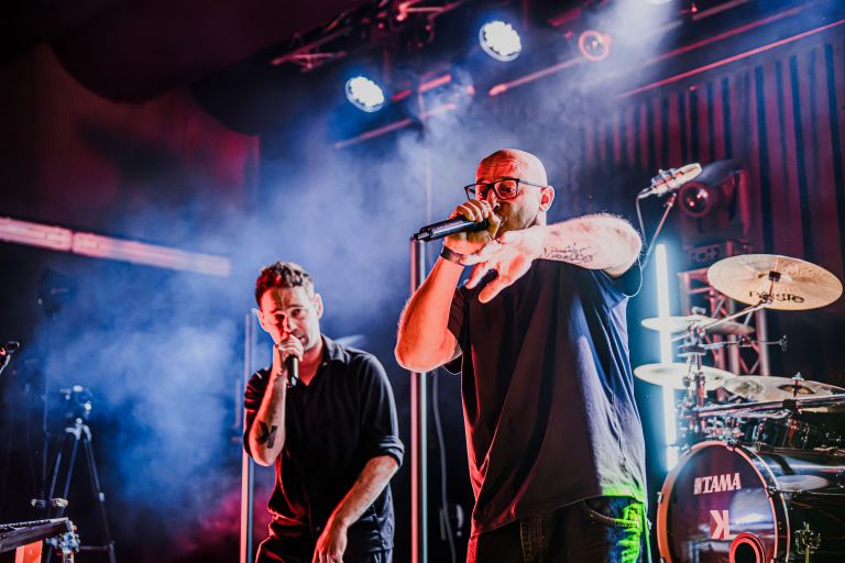 Na koncu seta so Gero in Kontradikshn, odigrali njegov avtorski komad Kršk je Bomba v nuclear-rock p