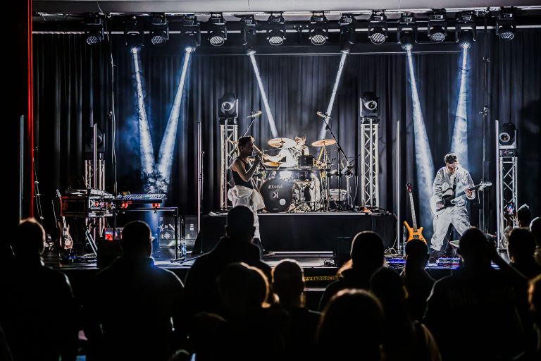 Na odru kot preroki nemirnega časa ... Kontradikshn ne le napovedujejo prihodnost, ampak jo z zvokom