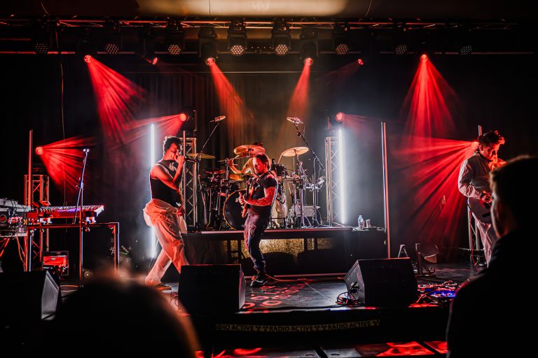 Pero in Tomi Gregel pri komadu On Demand, kjer Tomi nenormalno dobro podkrepi bas linijo in dvigne k