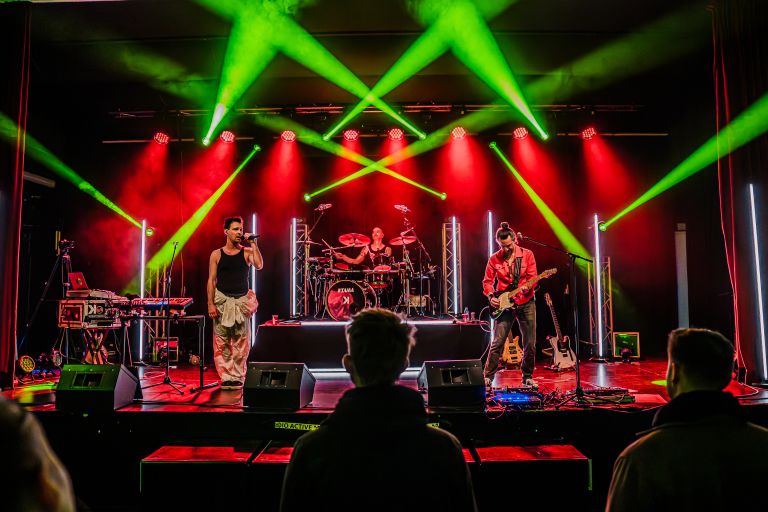 Oder v rdeče-zeleni svetlobi. Na odru Pero z Romachild ...  Izjemna energija in atmosfera, ki te pot