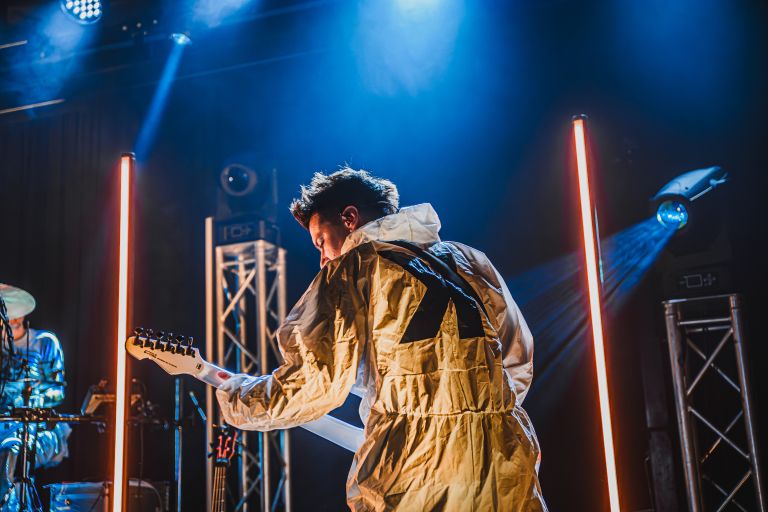 Matej Plešej, neizpodbidni kitarist Kontradikshn. Suvereno je odpalil celoten koncert z žlahtnim zvo