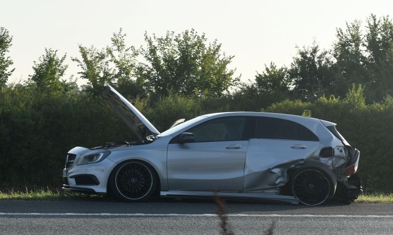 nesreča, avtocesta, razbito vozilo, pomoč, asistenca