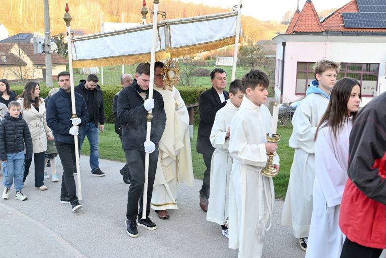velika-noc, zupnija-grad, vstajenjska-procesija