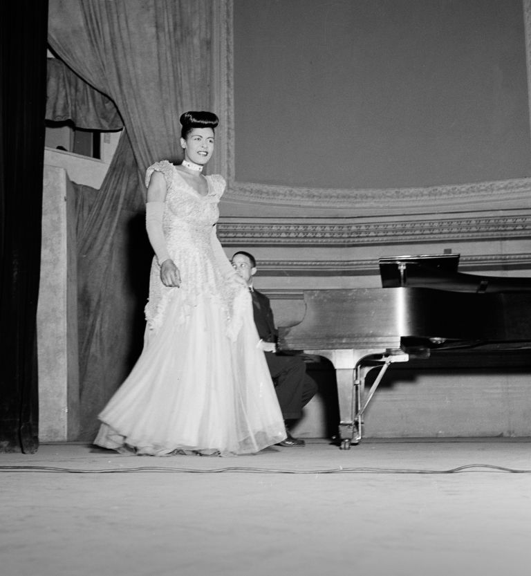 Njen glas ni prosil za pozornost. Zahteval je resnico.