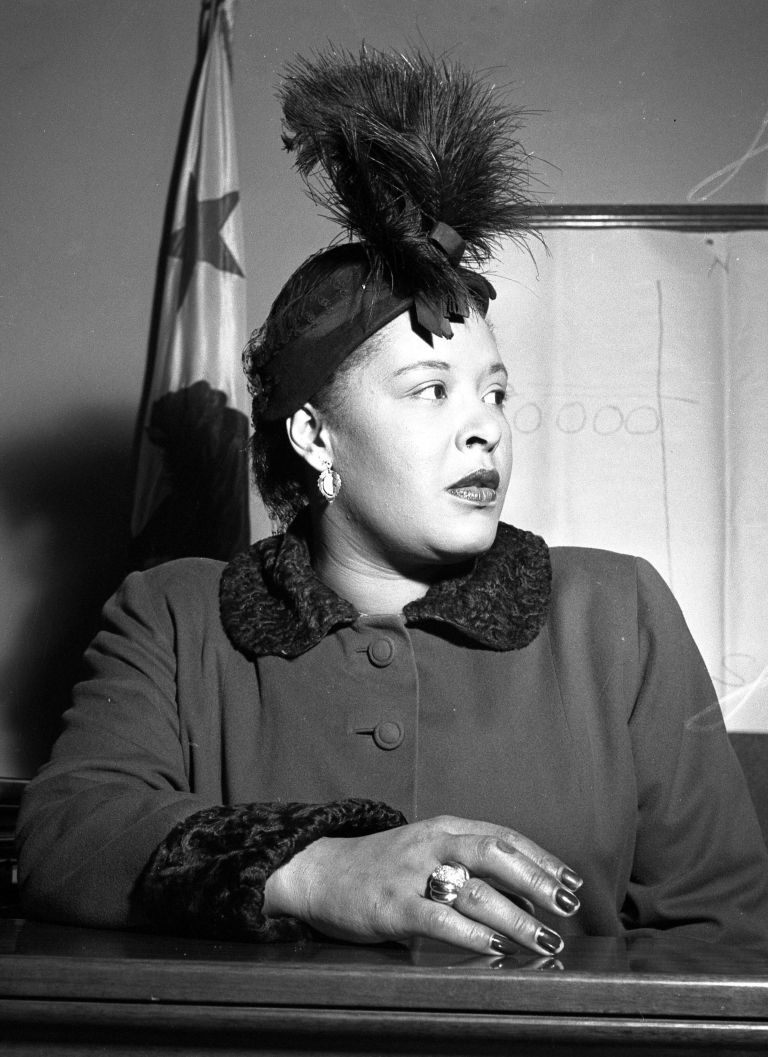 Billie Holiday na sodišču, pod drobnogledom oblasti, ujeta v sistem, ki jo je preganjal z vseh stran