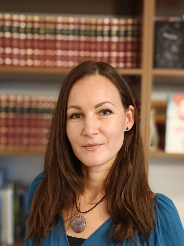 Tina Arnuš s svojimi zgodbami na subtilen in duhovit način odpira vprašanja, ki se dotikajo tako otr