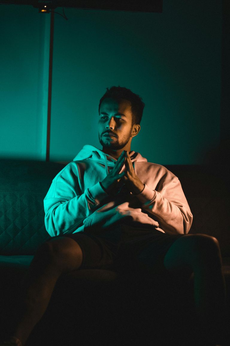 moški ponoči na kavču