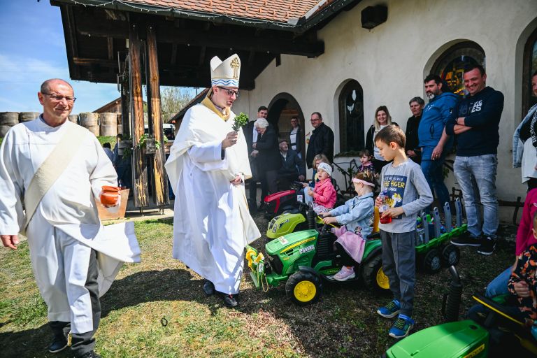 blagoslov-traktorjev, župnija-markovci, murskosoboški-škof-janez-kozinc