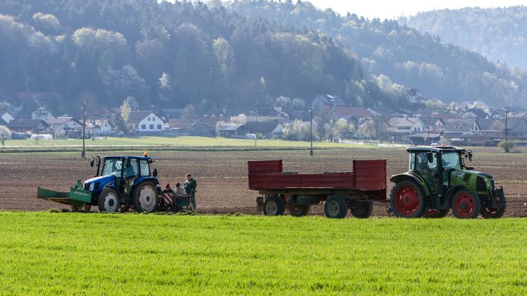 kmet traktor polje.jpg