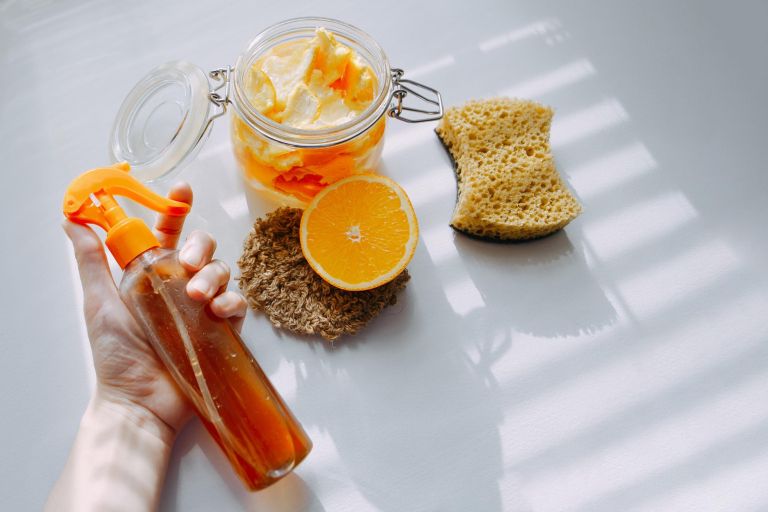 gospodinjska pomocnica shutter.jpg