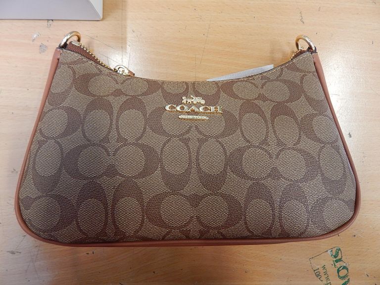 Ponarejen izdelek - ženska torbica znamke Coach.