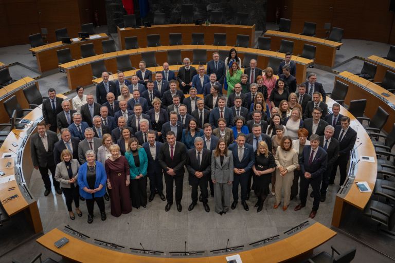 poslanci skupinska.jpg