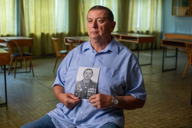 Z eno fotografijo v rokah in spomini, ki ne zbledijo – življenje po katastrofi ni bilo nikoli več en