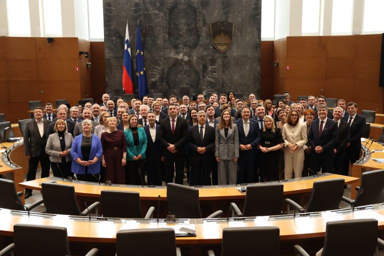 poslanci skupinska.jpg