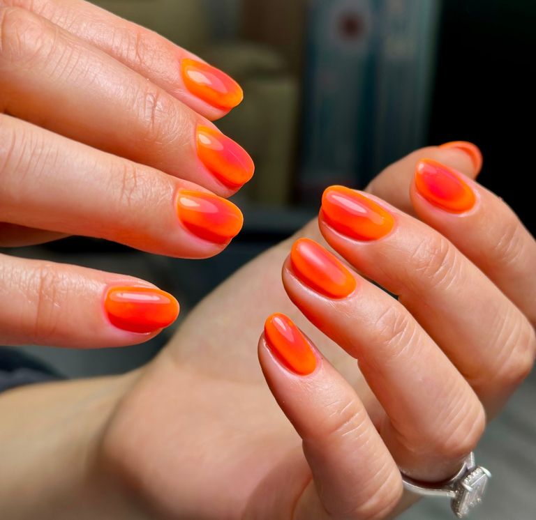 Oranžni nohti, manikura