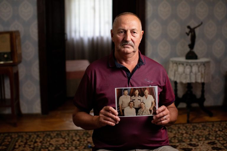 Spomini, ki ne zbledijo: Družinske fotografije kot zadnji stik z življenjem, ki se je končalo čez no