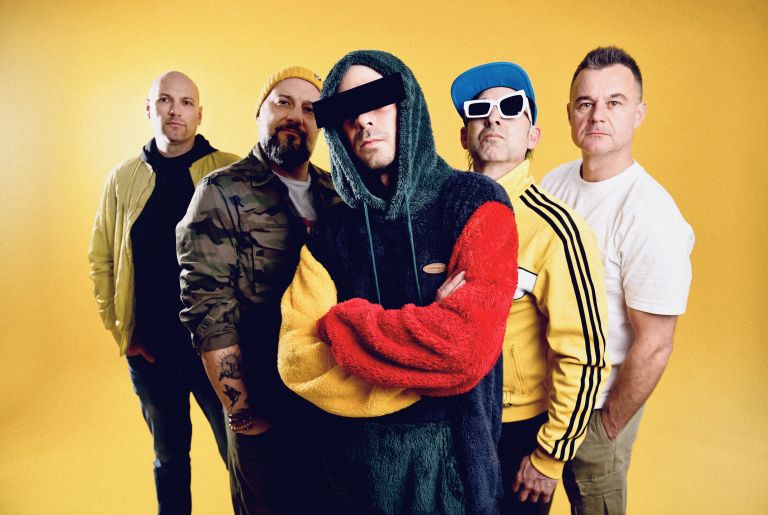 To ni pesem o vojni. To je pesem o distanci.