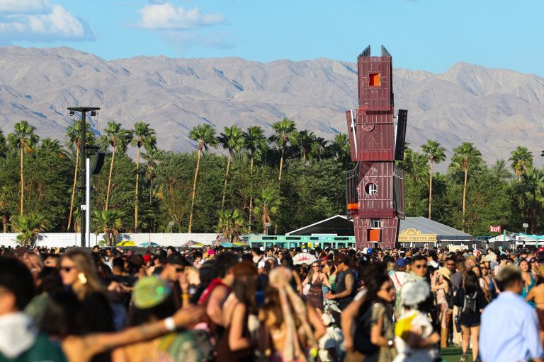 Festival Coachella je znova združil največja glasbena imena – med glavnimi nastopajočimi Sabrina Carpenter, Justin Bieber in Karol G.