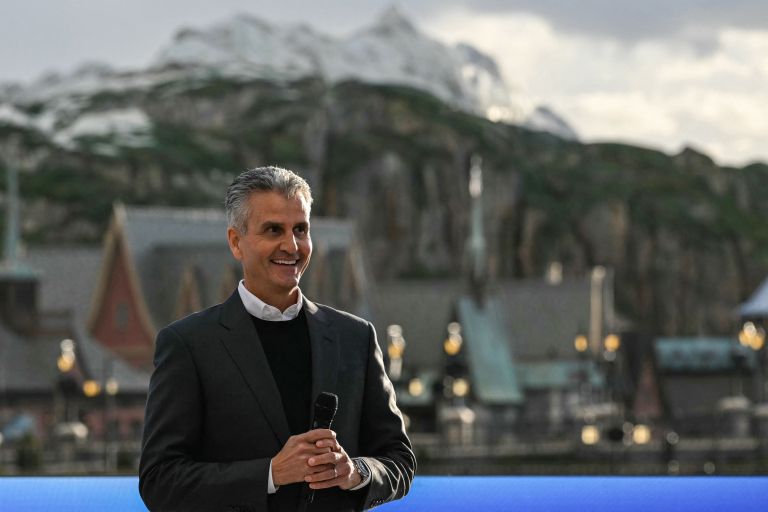 Novi generalni direktor Josh D'Amaro se je lotil kadrovskih rezov.